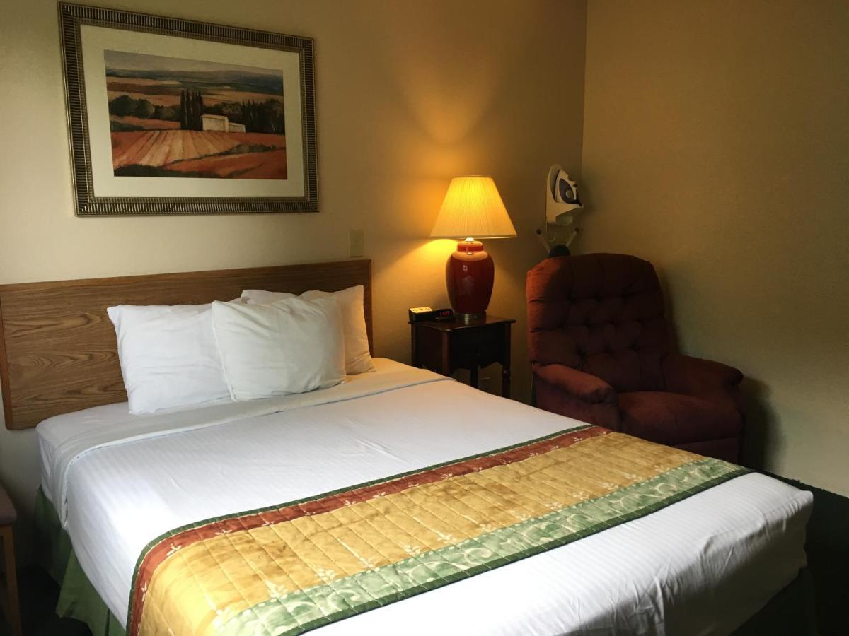 Cassville Four Seasons Inn & Suites Ngoại thất bức ảnh